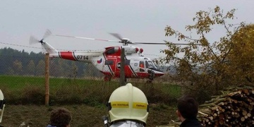 Drtič větví se mladíkovi pokusil amputovat nohu, letěla pro něj helikoptéra LZS.