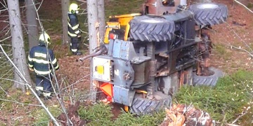 Řidič se na Šumavě se strojem zřítil ze srázu