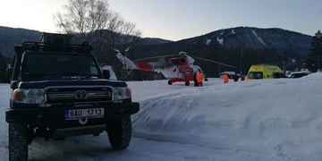 Dívka narazila na lyžích do stromu a vážně se zranila