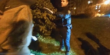 Agresivní opilec rozbil dveře a pak se chtěl prát