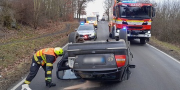 Auto s pětičlennou posádkou skončilo na střeše