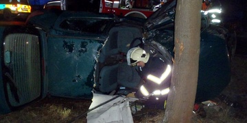 Opilý řidič skončil s vozem v příkopu na boku