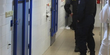 Opilý Polák na záchytce napadl a zranil policistu