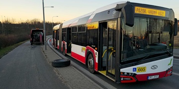 Autobusu MHD za jízdy upadlo kolo