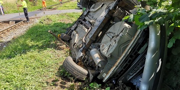 Vlak smetl auto nepozorného řidiče z přejezdu