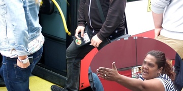 Padesát černých pasažérů během hodiny