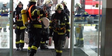 Hasiči a policisté evakuují Lidl