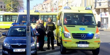 Cyklista srazil chodkyni