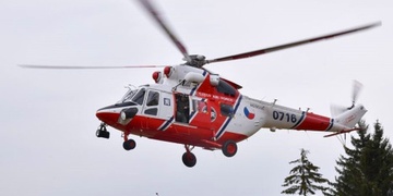 Na mladého muže spadl strom, na místo musel i vrtulník LZS