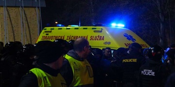 Opilý muž na fotbale opařil dvě ženy