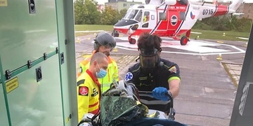 Dívenka vypadla z okna