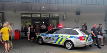 Pachatele, který oznámil uložení bomby v Kauflandu, dopadli do hodiny