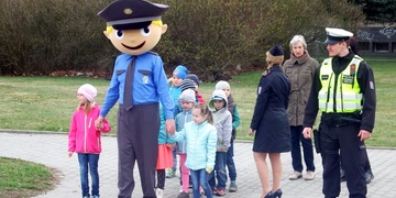 Školáčky učil přecházet nový maskot krajského ředitelství Policie