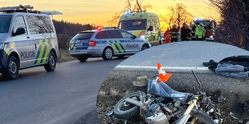 Motorkář při nárazu do stromu utrpěl mnohačetná zranění