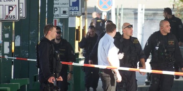 Neznámý pachatel zbil seniora na autobusovém nádraží