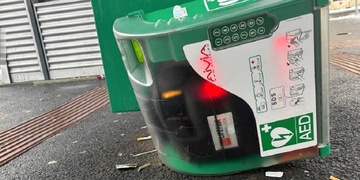Zlost si vybil na přístroji určenému k záchraně životů