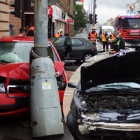 Při střetu vozů byla sražena mladá chodkyně na chodníku