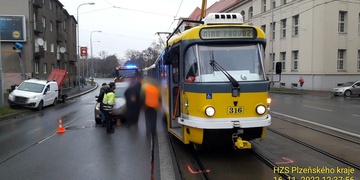 Střet auta s tramvají na Borech