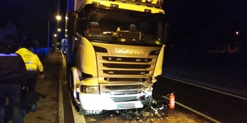 Řidič usnul a čelně narazil do kamionu