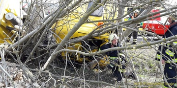 Řidič zůstal po havárii zaklíněn v kabině