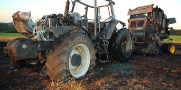 Shořel traktor s pluhem, škoda čtyři a půl milionu