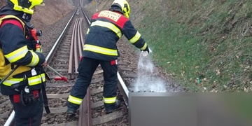 Muž se posadil do kolejiště a počkal na příjezd vlaku