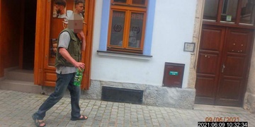 Muže zradily dveře