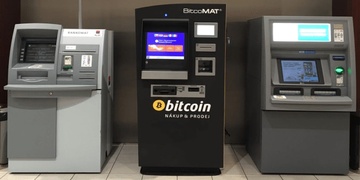 Podvodník ženu poslal vložit půl milionu do bitcoinmatu