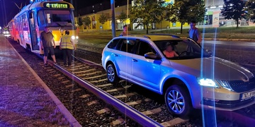 Auto zcela opilého řidiče u Plzeňky vyprošťovala tramvaj