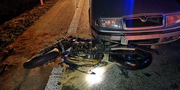 Motorkář čelně narazil do neosvětleného auta