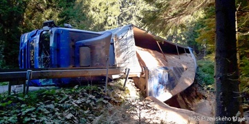 Převrácený kamion zaklínil řidiče