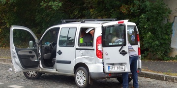 Střet tramvaje s autem na Karlovarské