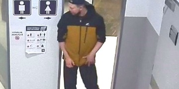 Šmírák si točil ženy sedící v kabinkách na záchodě