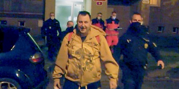 "Přijeďte, on mě posekal mačetou"