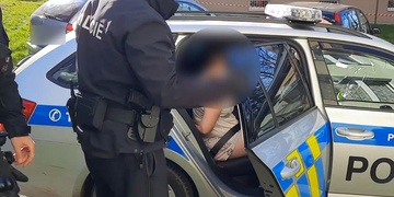 Matka ubodala svou tříletou holčičku a další dvě děti zranila
