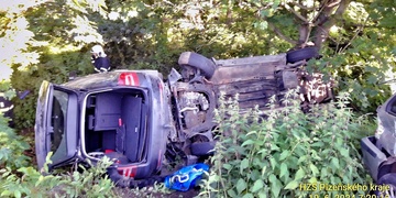 Mladá řidička údajně usnula a ze silnice smetla dvě auta