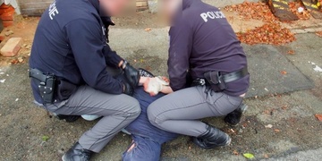 Polák napadl a zranil policisty, ti skončili v nemocnici