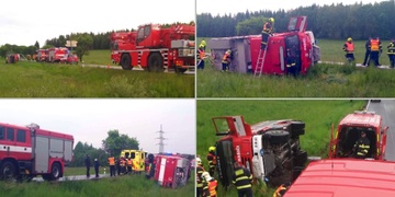 Převrácená cisterna hasičů