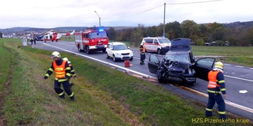 Kamion se čelně srazil se dvěma osobními vozy