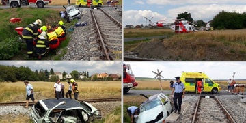 Vlak smetl auto z přejezdu