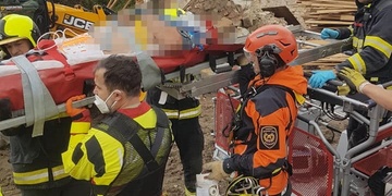 Pád muže do budovy skončil otevřenou zlomeninou nohy