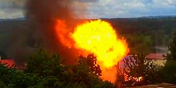 Výbuch plynu a požár skladu lahví propanbutanu - minimálně jeden mrtvý člověk