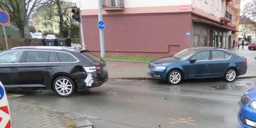 Silně opilý řidič vjel do křižovatky na červenou