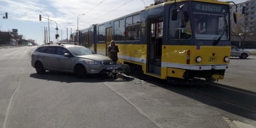 Střet automobilu s tramvají komplikoval dopravu na Gerské
