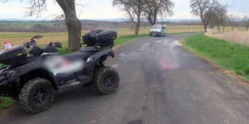 Jezdec na čtyřkolce se se strojem převrátil a utrpěl velmi vážná zranění