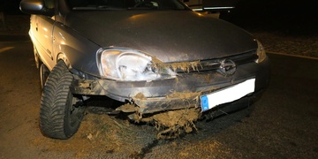 Silně opilý řidič nezvládl kruhový objezd