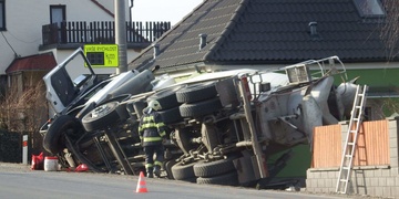 Míchač s betonem se převrátil na dům