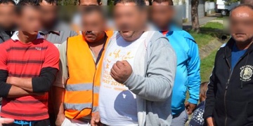 Když mu podal ruku, Rom ho nečekaně udeřil pěstí do obličeje