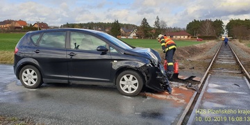 Řidič na přejezdu narazil do vlaku