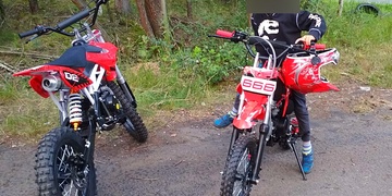 Péťu a Vítka někdo okradl o dárek od dědečka